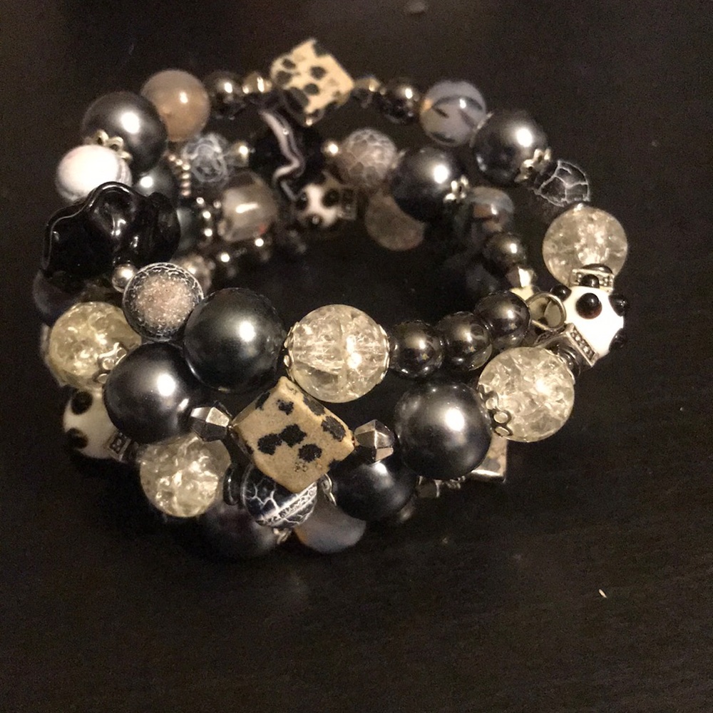 Hand crafted black & white memory wire bracelet - Picture 6 of 6